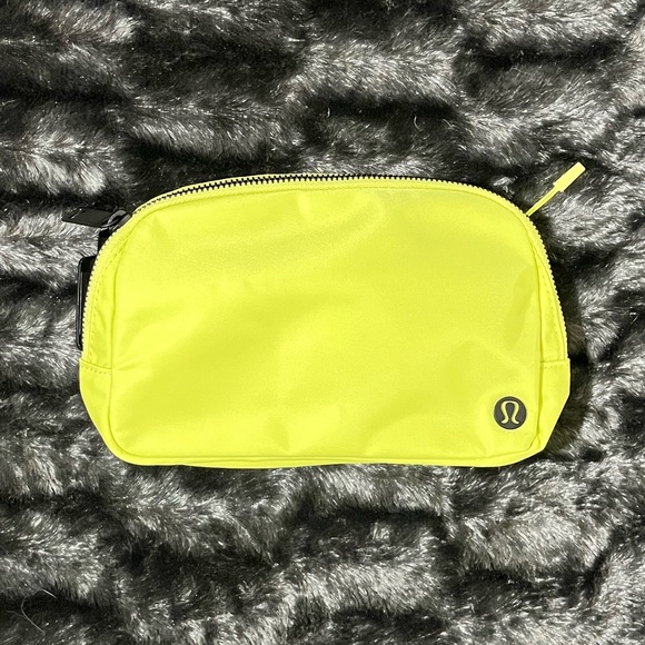 🌞 Lululemon Everywhere Belt Bag ~ 1 L ~ Lemon Vibe ~ Fanny Pack Design - Picture 2 of 9